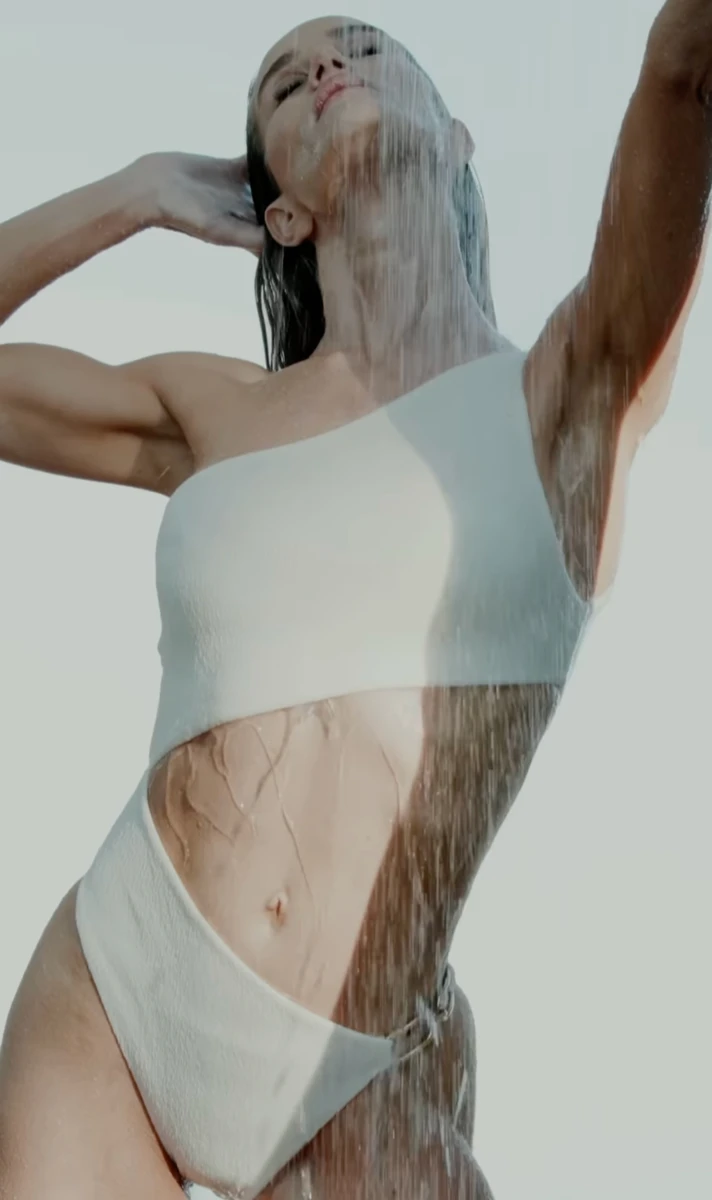 Розі Хантінгтон-Вайтлі посвітила струнким тілом під водою