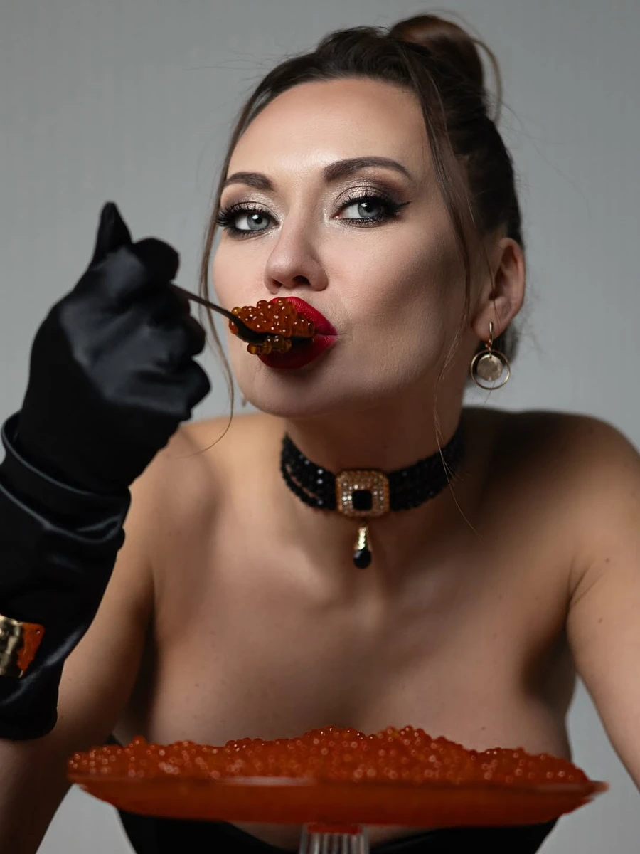 Анна Саліванчук поласувала ікрою у корсеті