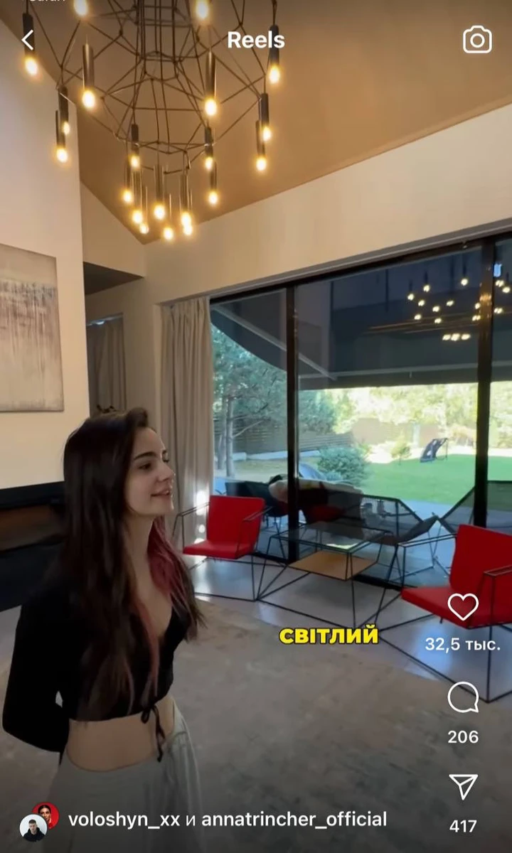 На знімку гостьова кімната, звідки відкривається вид на велику терасу