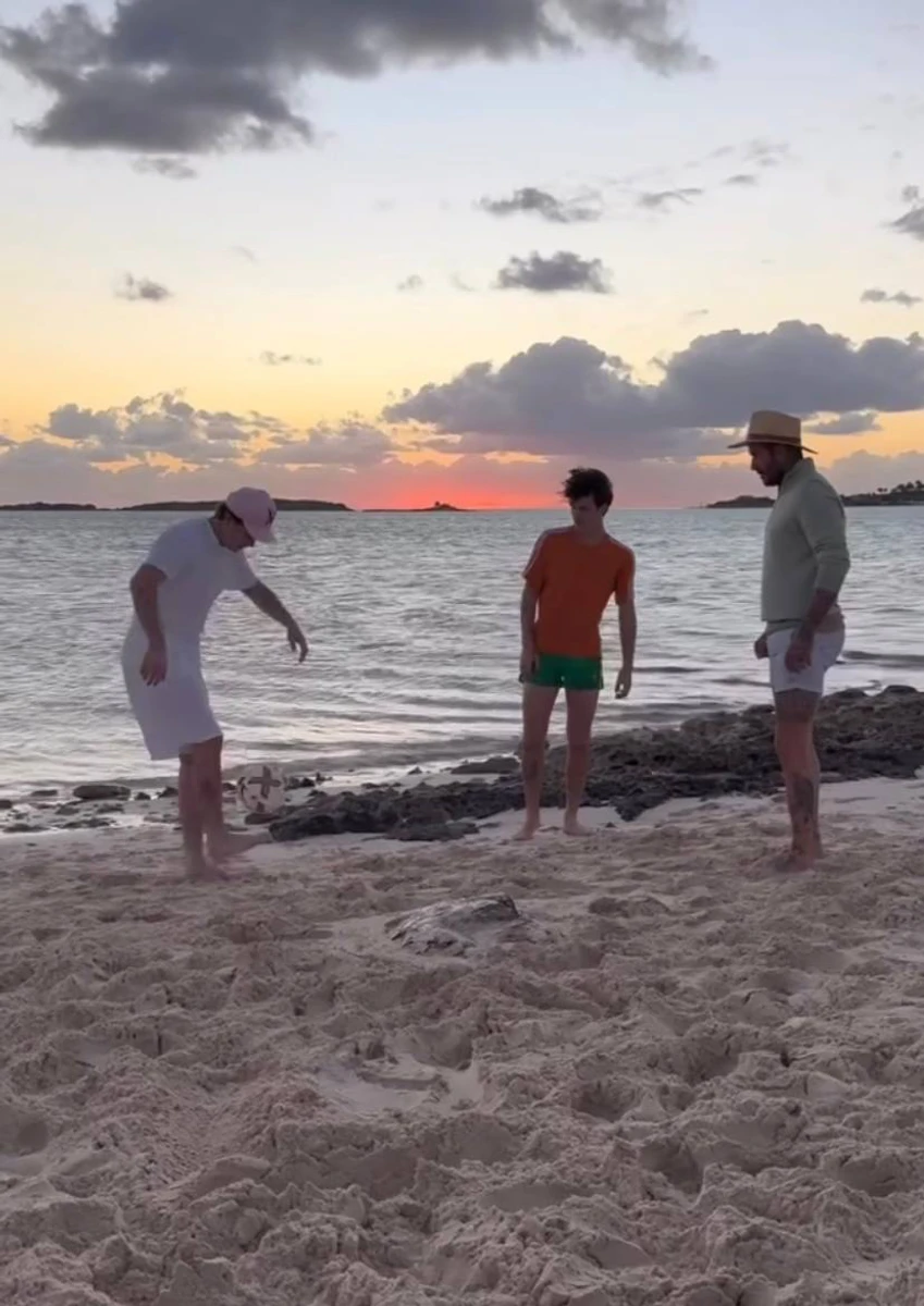 Тато зараз покаже, як треба грати у футбол