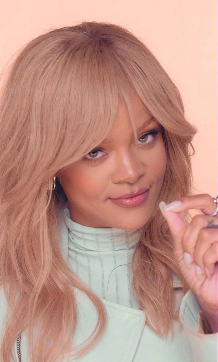 Ріанна показалася без перуки