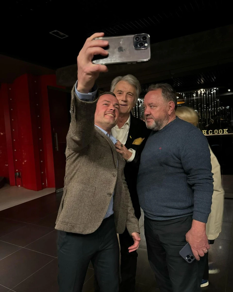 Ющенко попозував для селфі з іншими гостями допрем'єрного показу