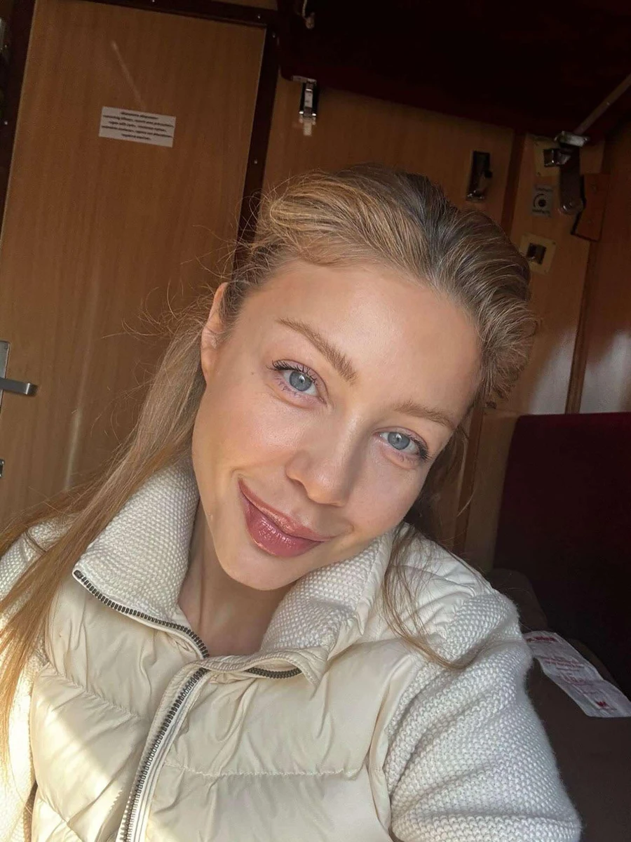 Тіна Кароль робить селфі