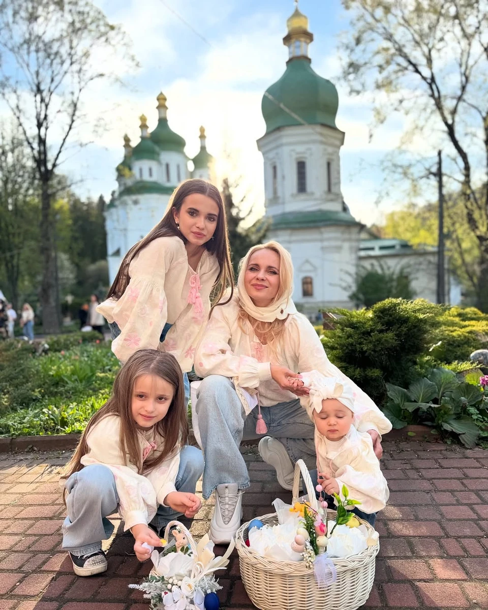 Лілія Ребрик зі своїми дочками у церкві
