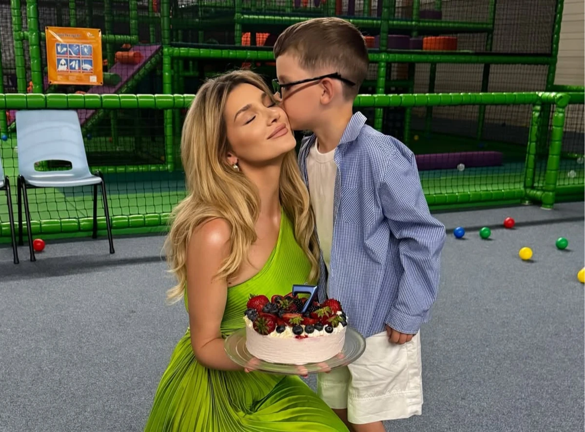 Міша Романова позує з сином для фото