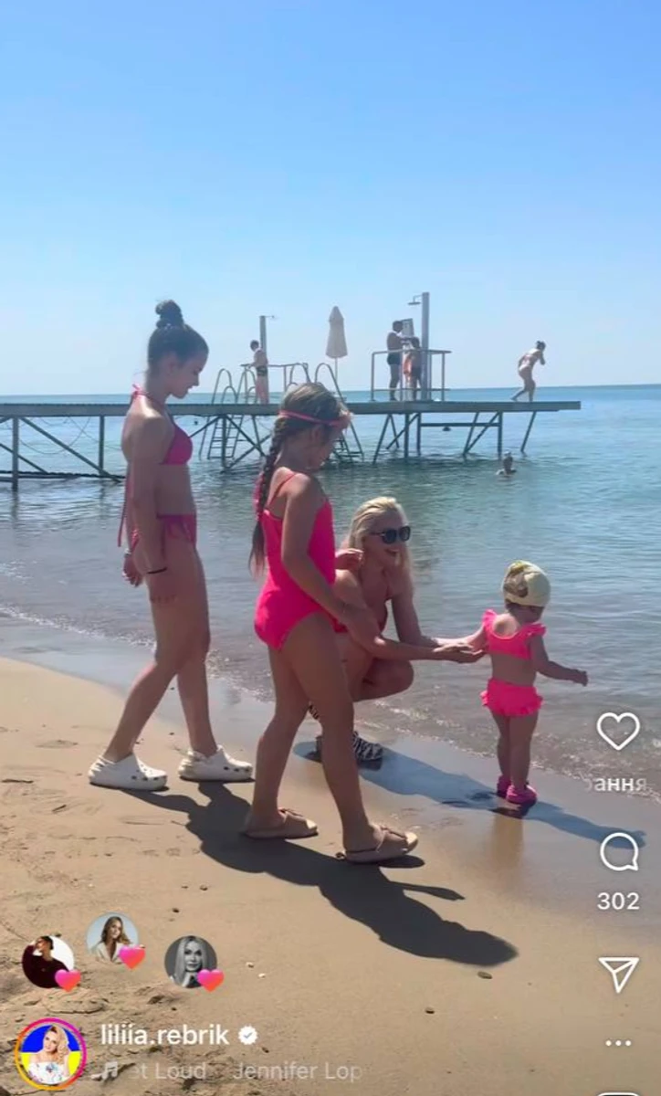 Лілія Ребрик з доньками порозважалася на пляжі