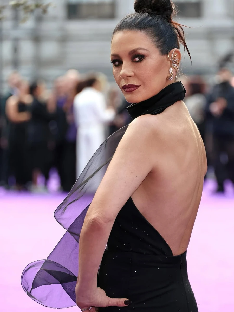 Кетрін Зета-Джонс посвітила оголеною спиною на прем'єрі серіалу