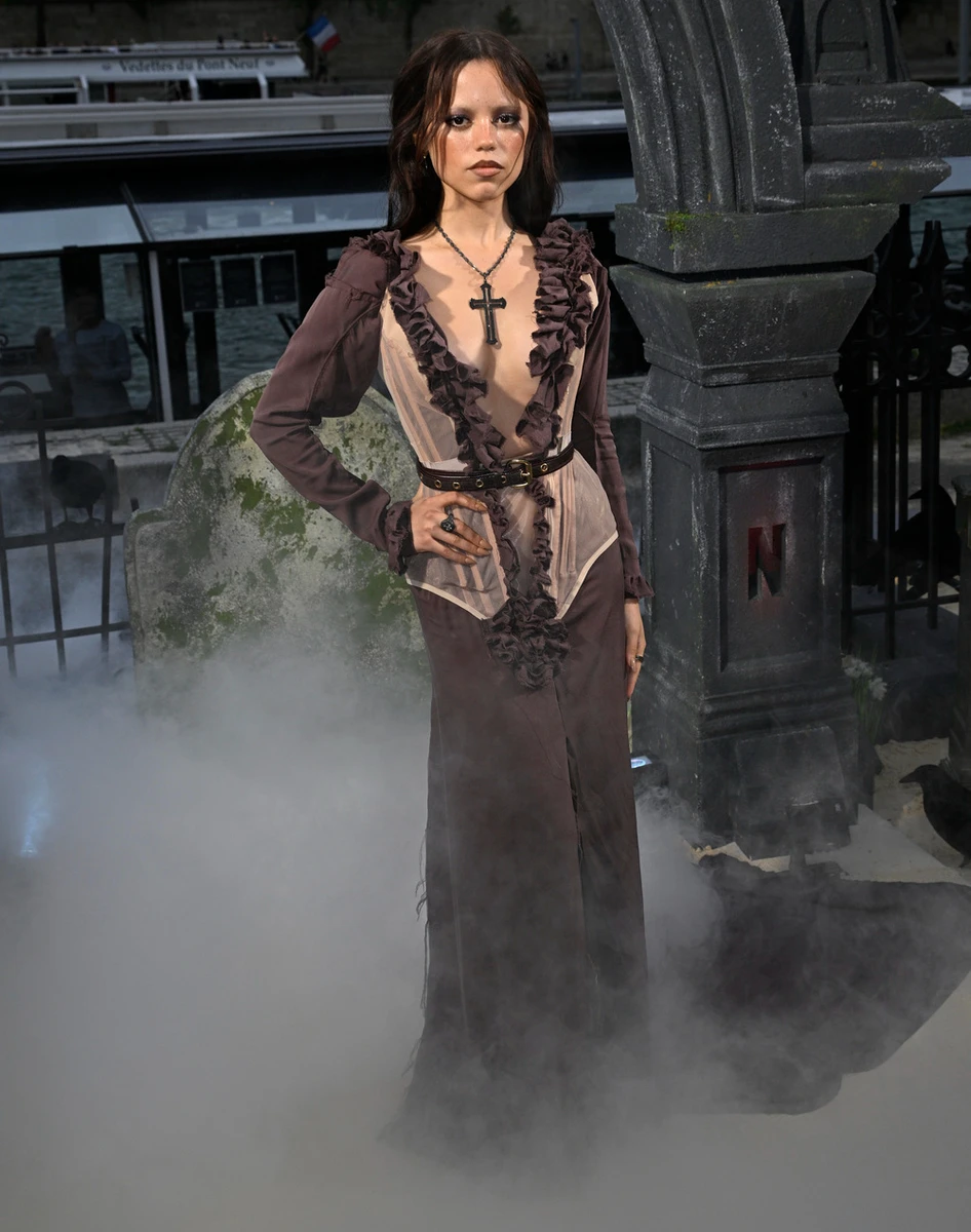 Дженна Ортега в обтислій декольтованій сукні попозувала на прем'єрі