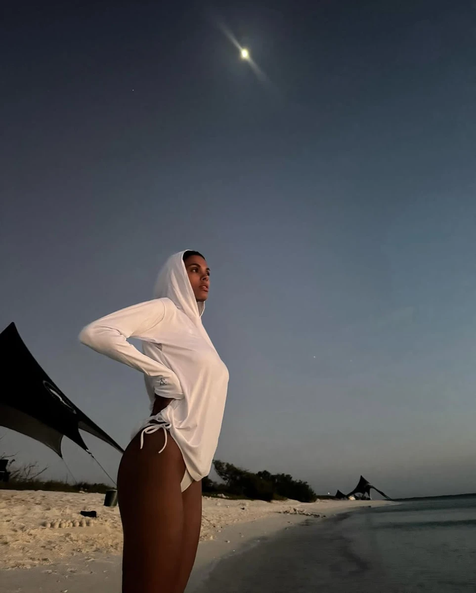 Тіна Кунакі у бікіні ефектно попозувала на нічному пляжі