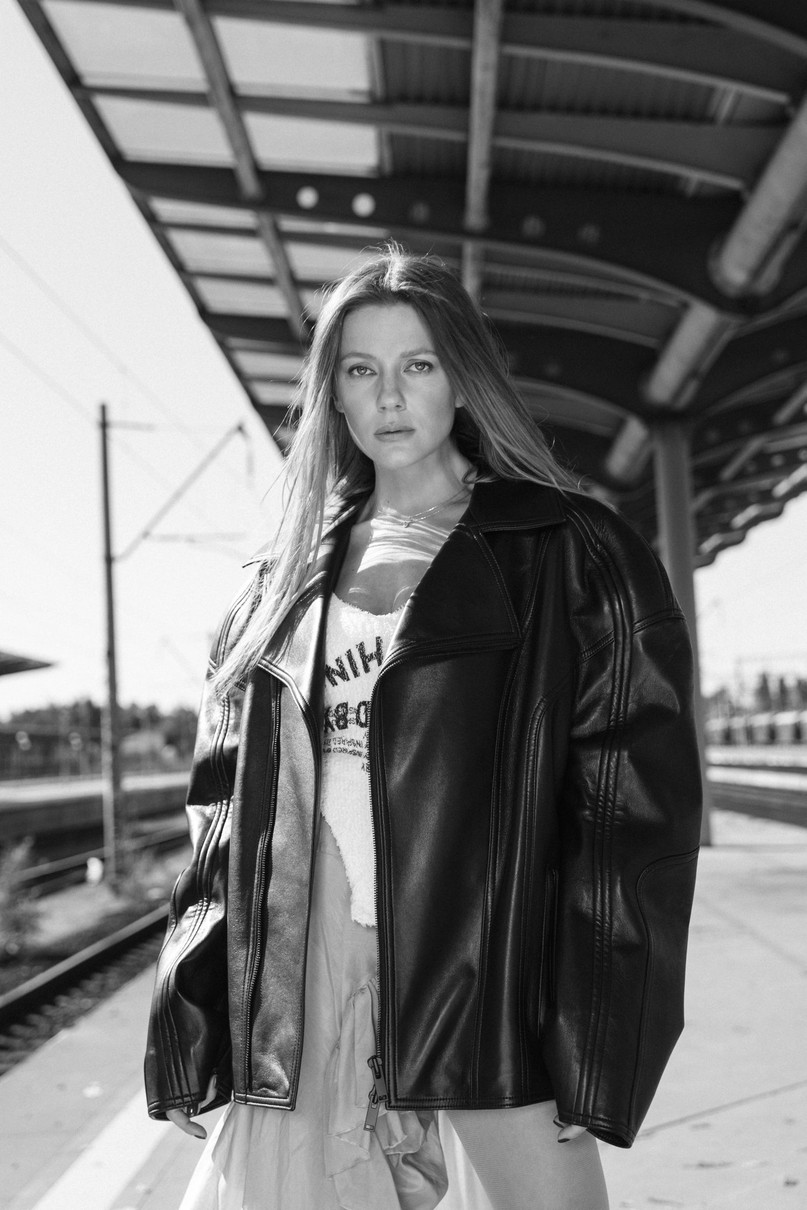 Співачка Кола у кліпі з Монатіком