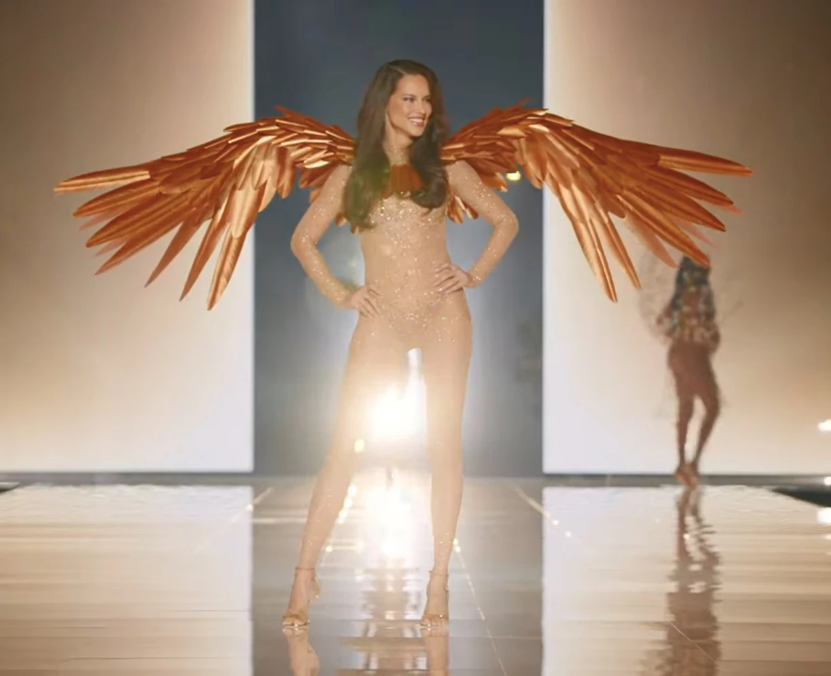 Адріана Ліма блиснула струнким тілом на подіумі шоу Victoria's Secret