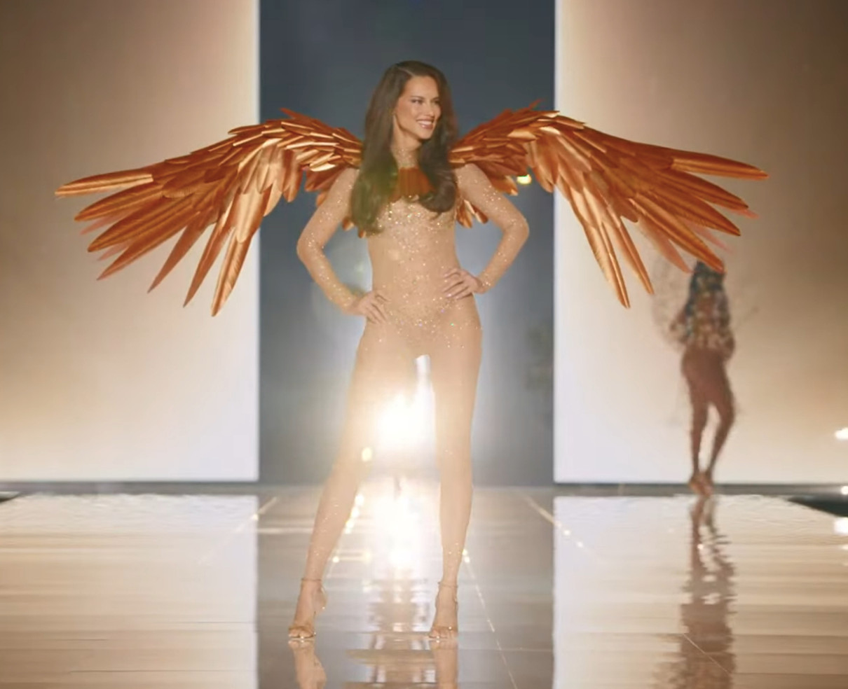Адріана Ліма блиснула струнким тілом на подіумі шоу Victoria's Secret