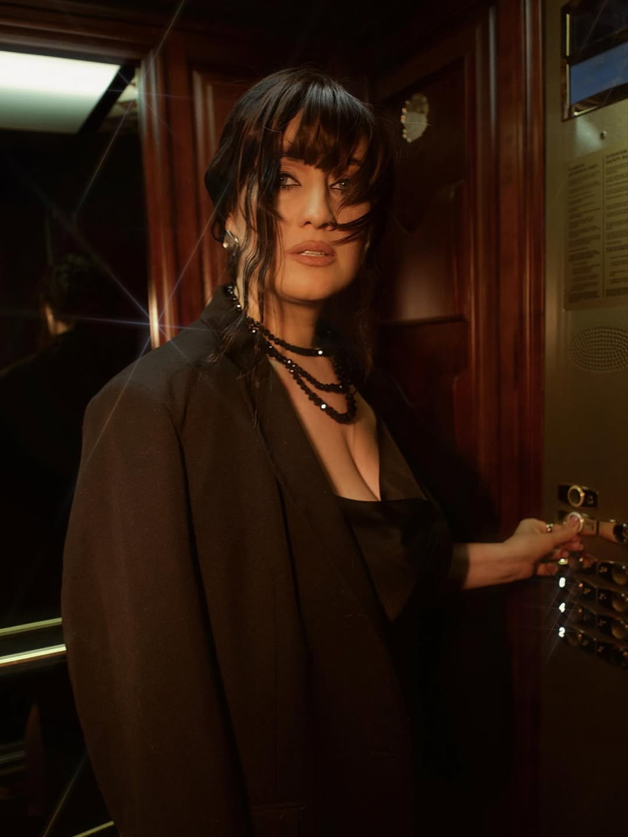 Соломія Вітвіцька з декольте і чубчиком наробила фото в ліфті