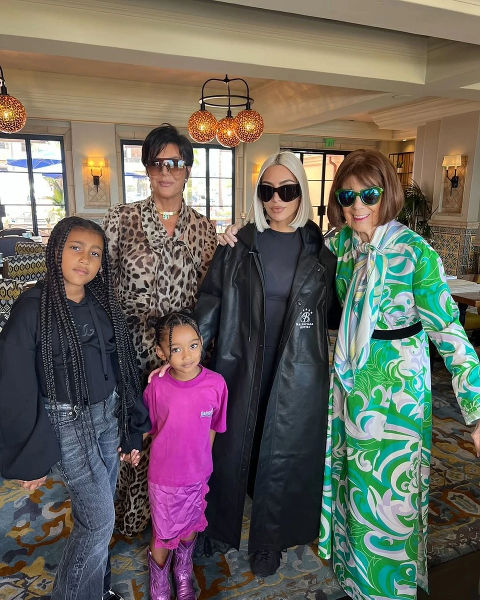 Кім Кардашян показала тепле фото з дітьми, бабусею і мамою на 70-річчя останньої
