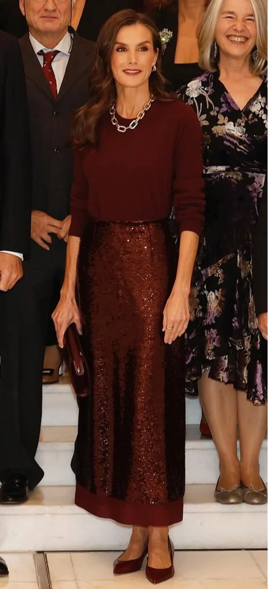 Королева Летісія у блискучій спідниці й светрі показала ефектний лук