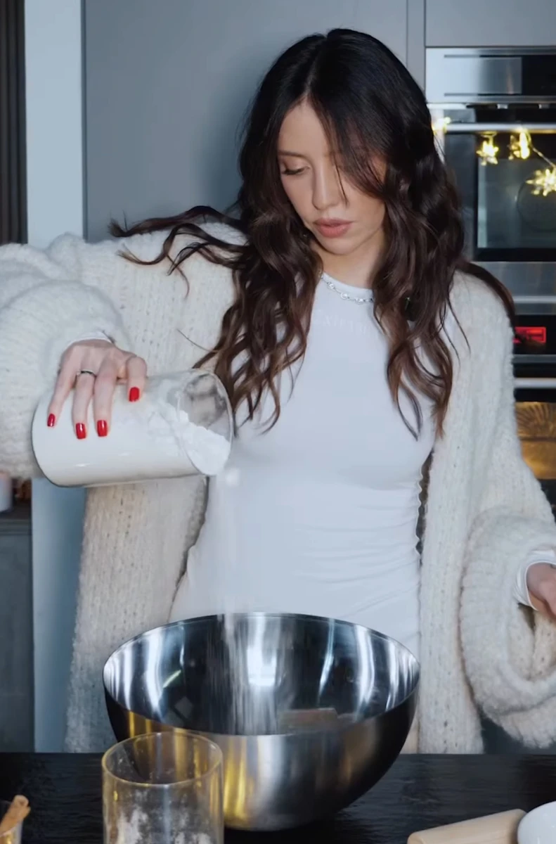 Надя Дорофєєва показала, як готує різдвяне печиво