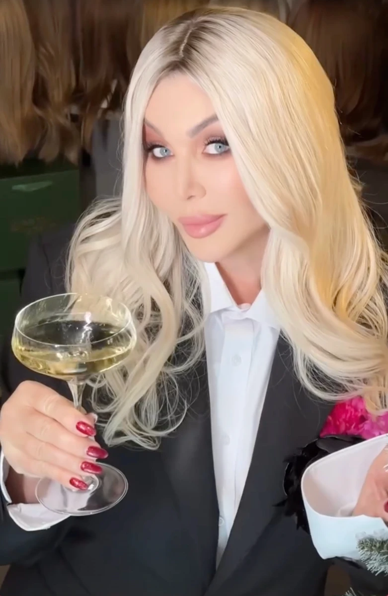 Ірина Білик з білявим волоссям і келихом попозувала на відео