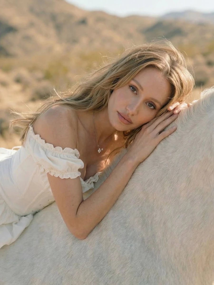 Софія притулилася до свого напарника по фешн-фото