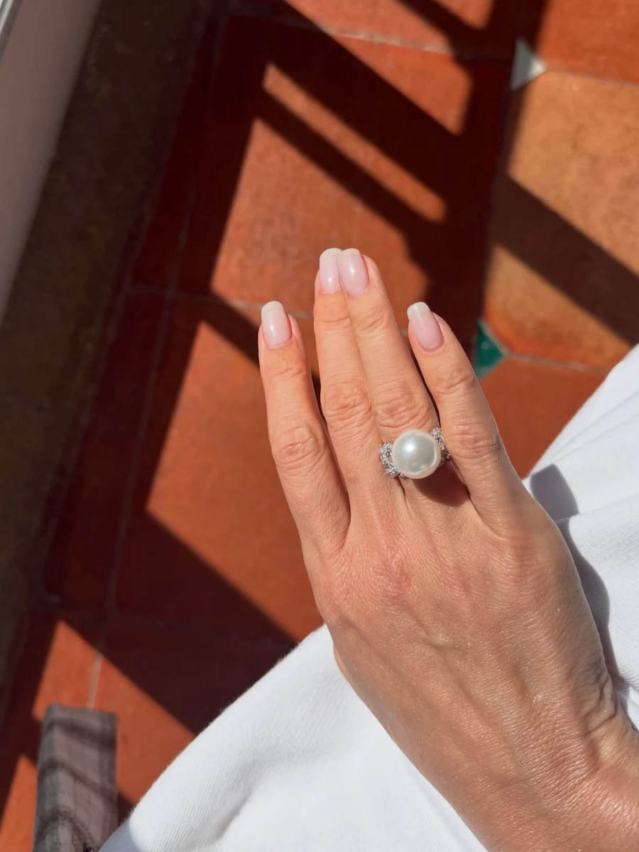 Раніше Віра демонструвала на цьому пальці іншу каблучку 