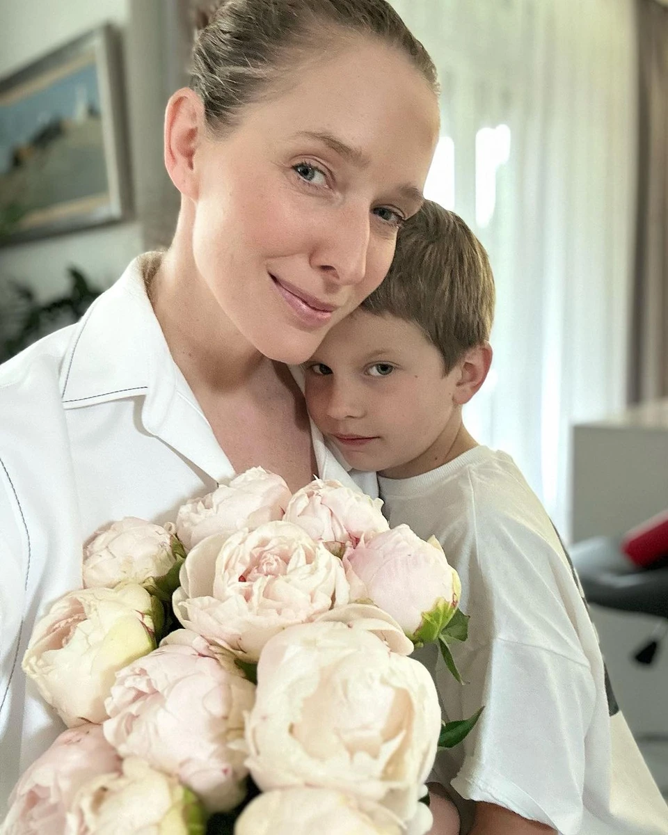 Катерина Осадча обіймає старшого сина