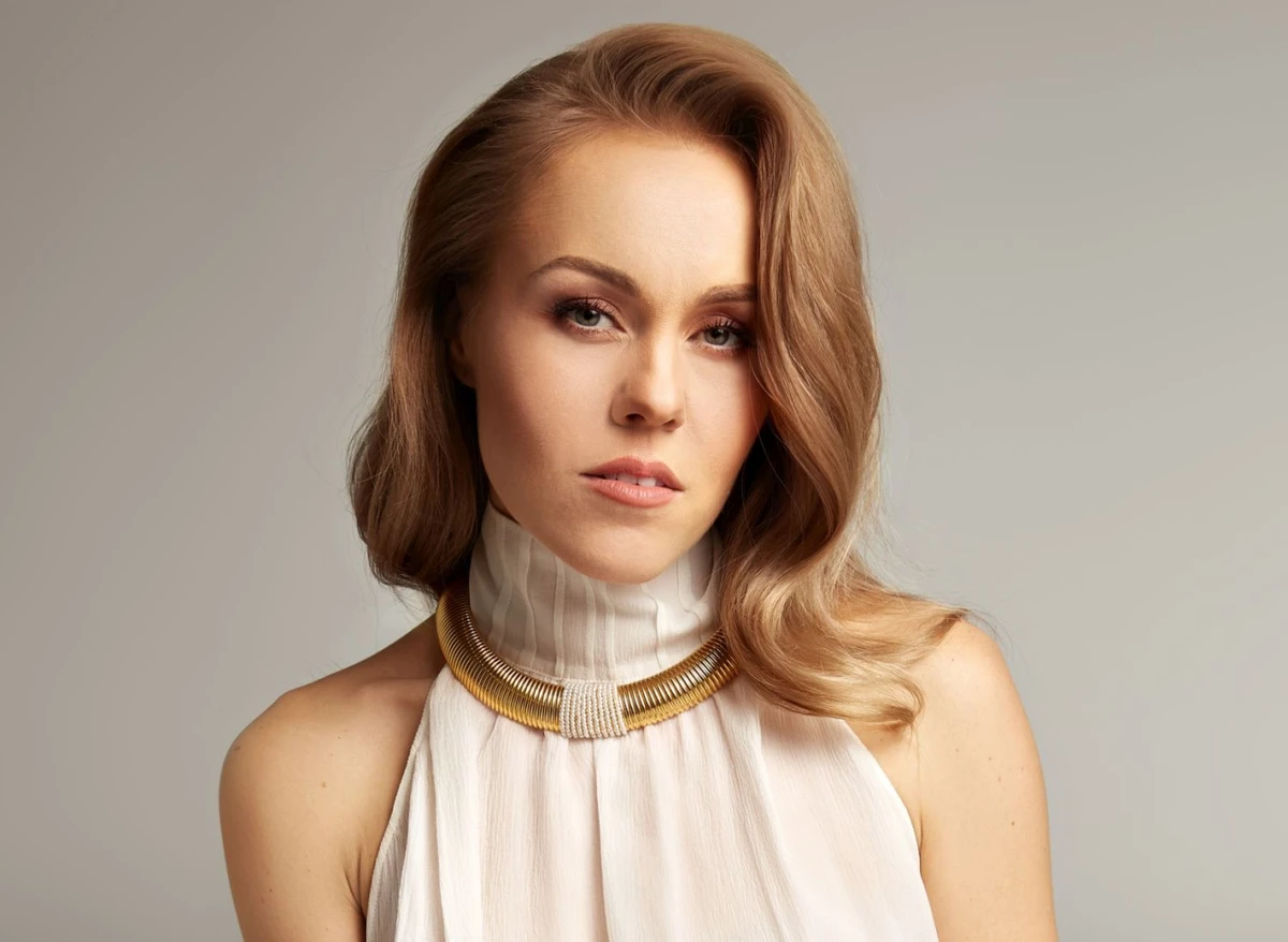 Співачка Alyosha або Олена Тополя