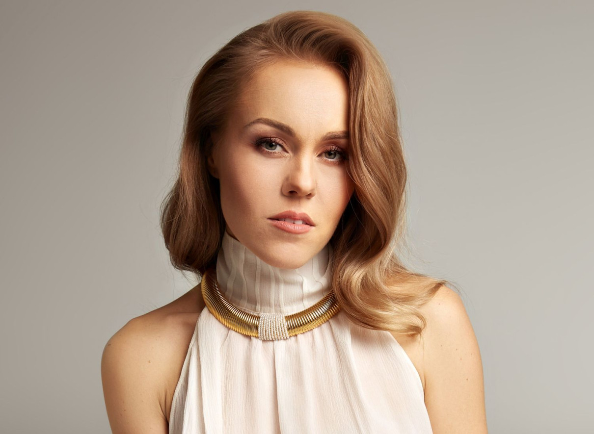 Співачка Alyosha або Олена Тополя