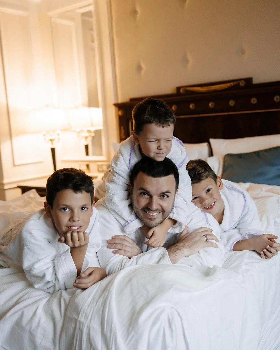 Григорій Решетнік з синами на нових фото