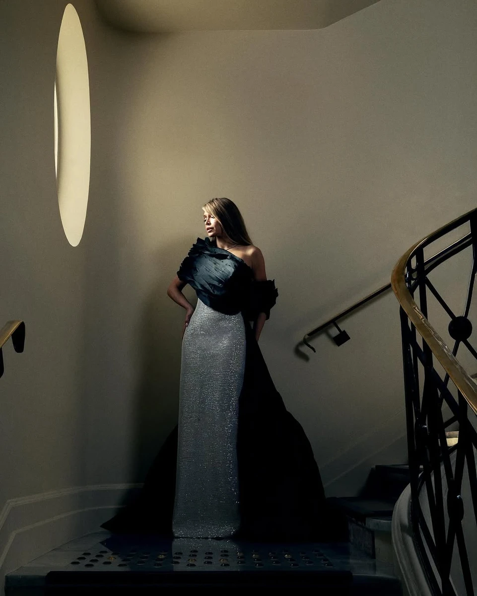 Віра Брежнєва в силуетній сукні відправилася в Канни