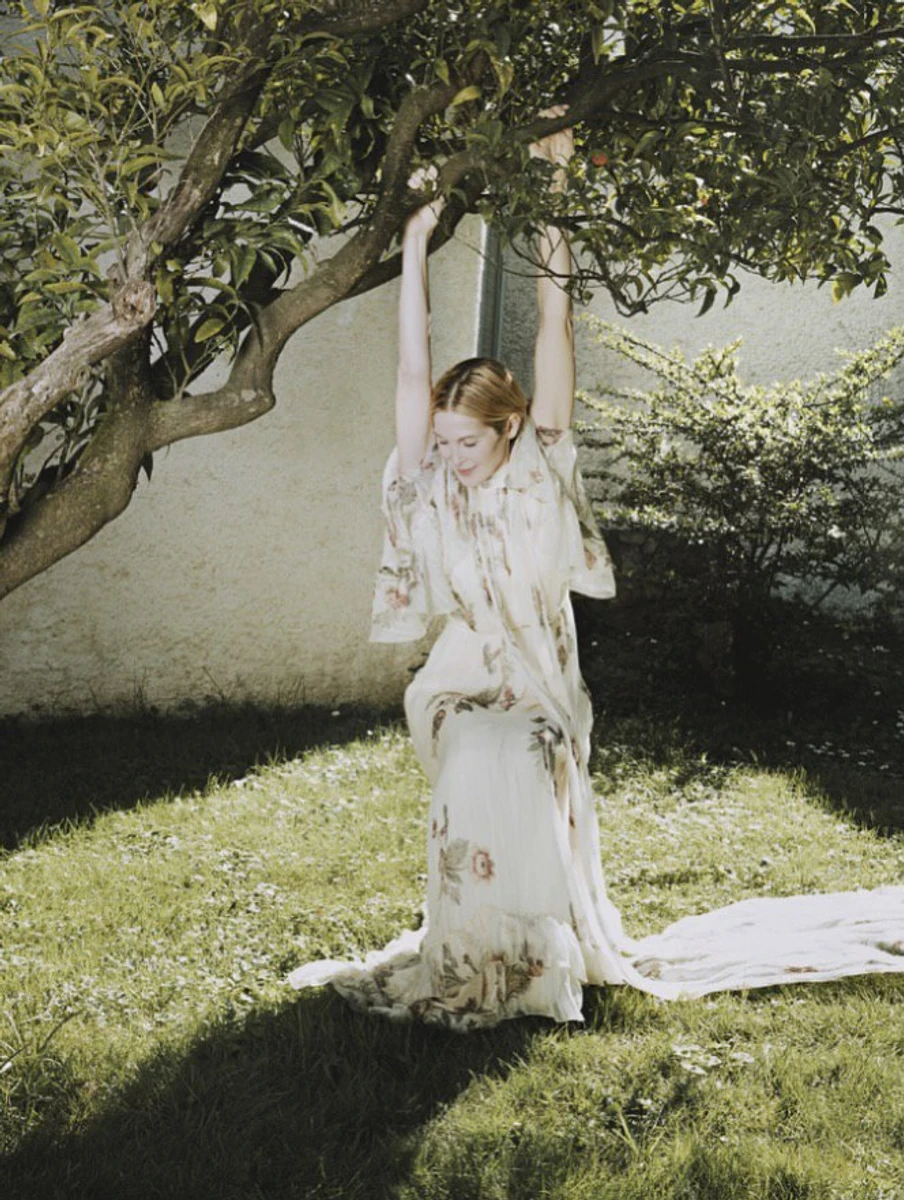 Келлі Разерфорд у ніжній квітковій сукенці повисіла на дереві