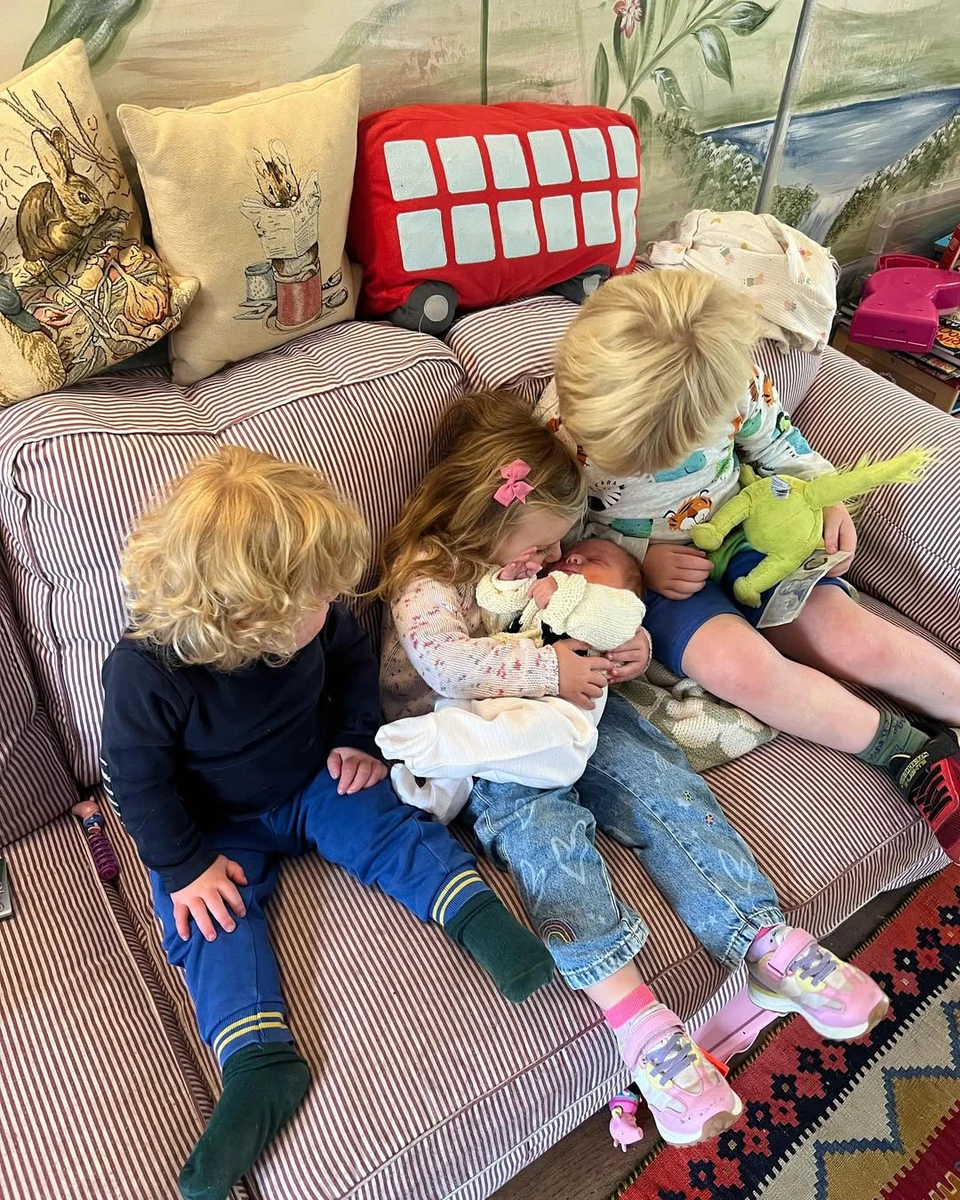 Дружина Джонсона замилувала обіймами їхніх чотирьох дітей