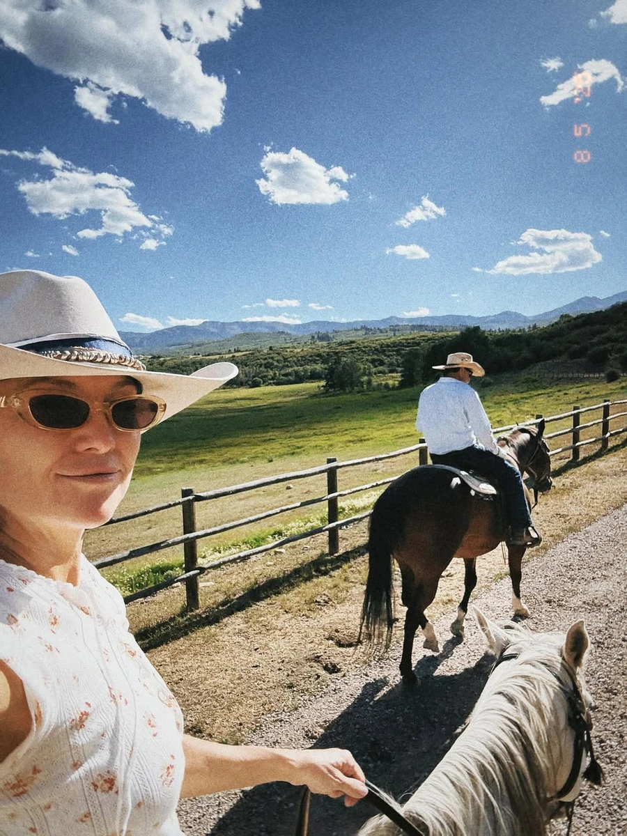 Кейт Хадсон показалася верхом на коні на відпочинку з родиною