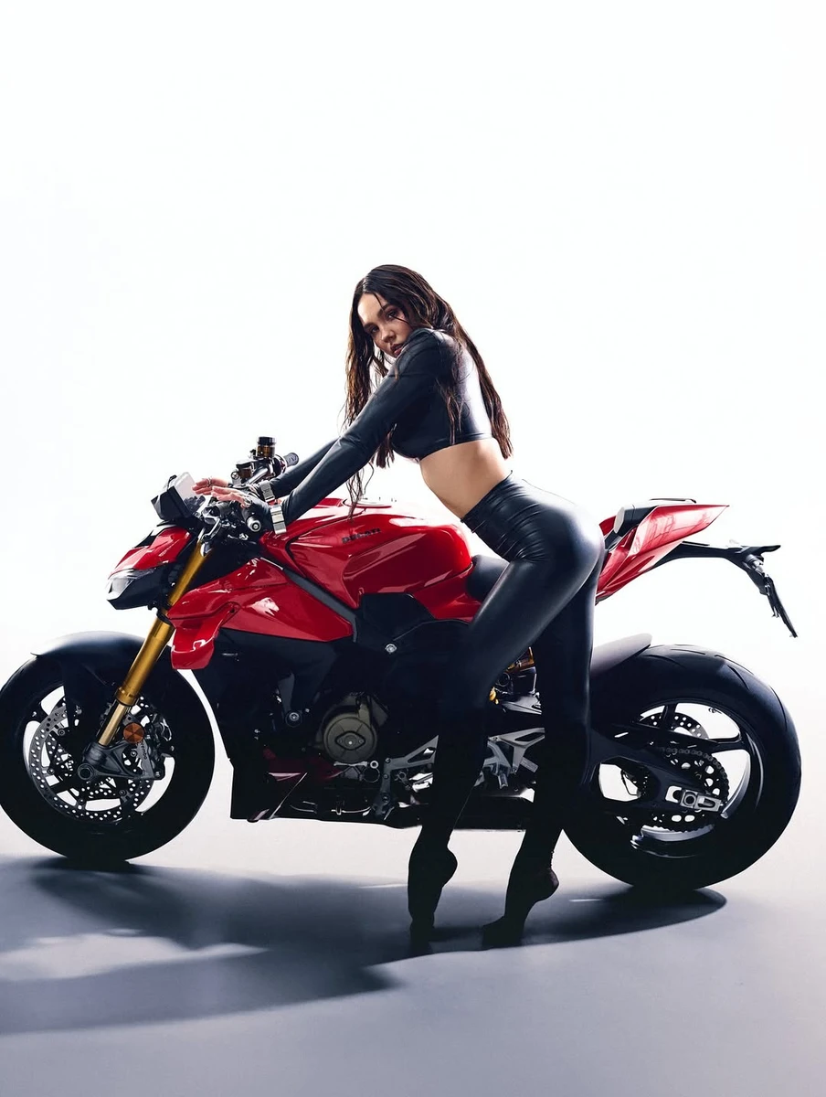 Наталія Татарінцева у лосинах повигиналася під байка