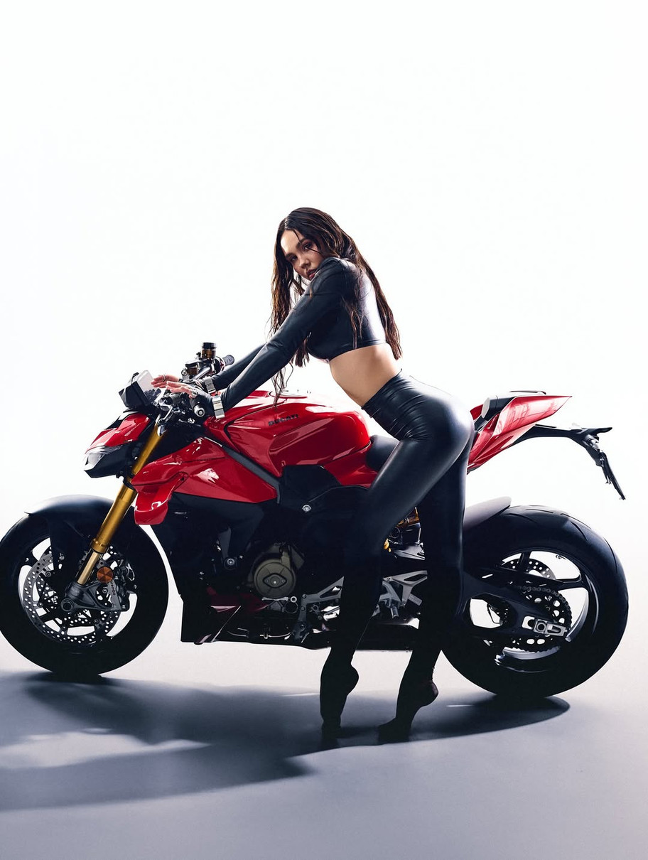 Наталія Татарінцева у лосинах повигиналася під байка