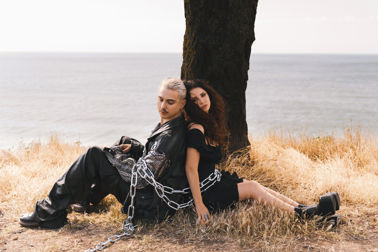 MELOVIN і Lama у ланцюгу попозували біля дерева для кліпу