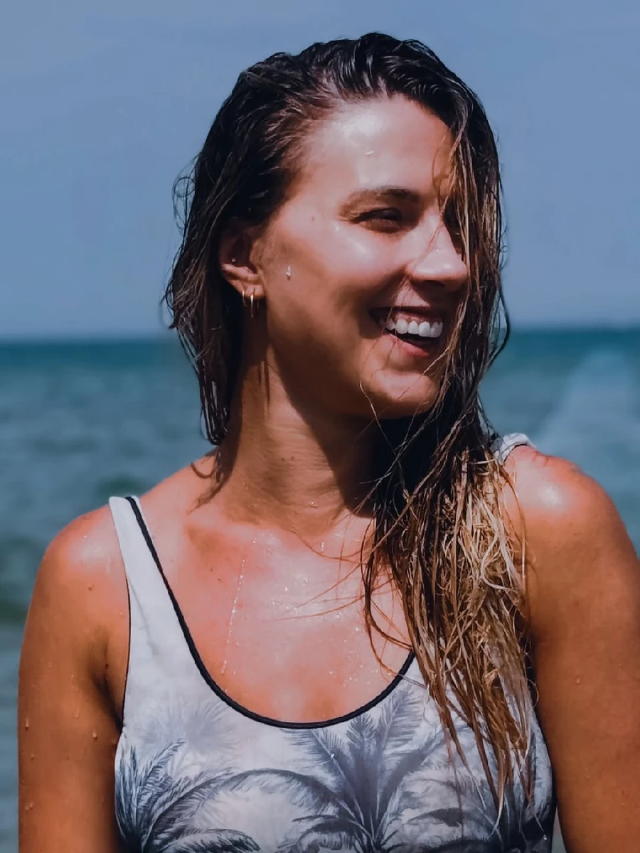 Харлан на морі у монокіні