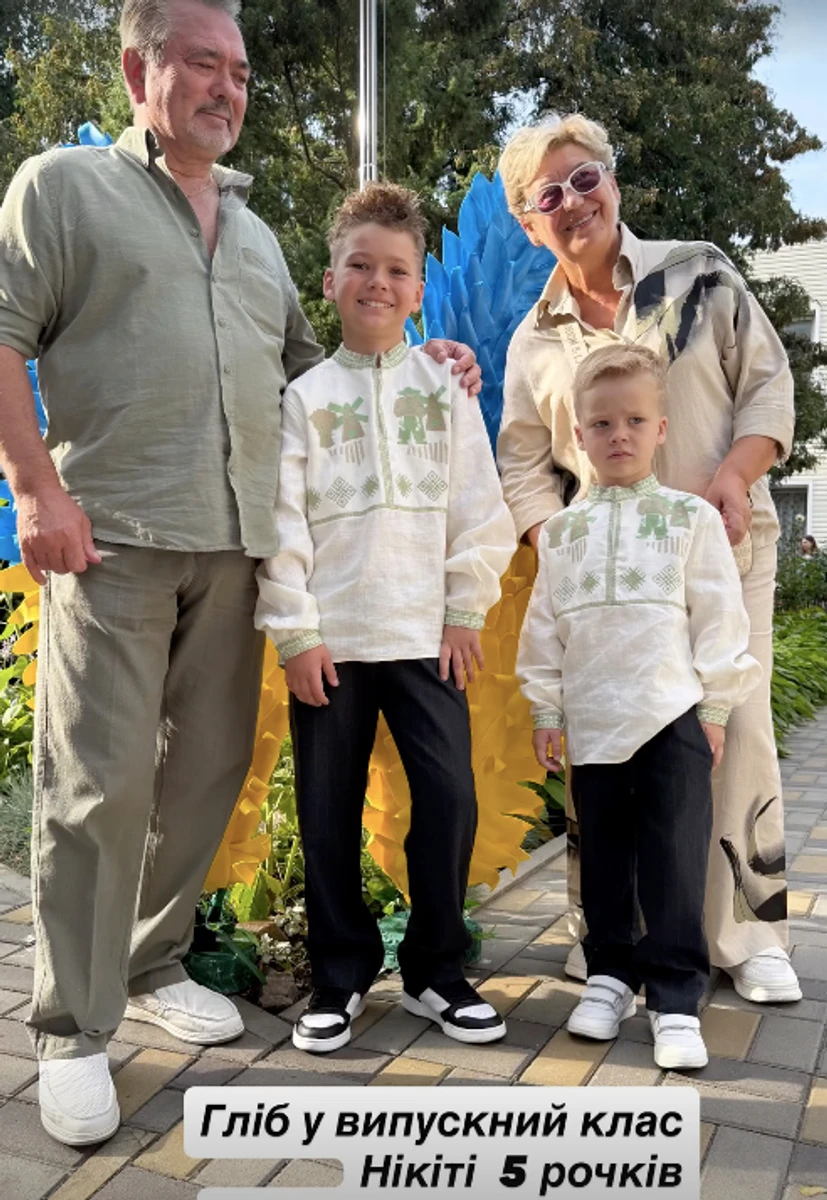 Анна Саліванчук показала синів у вишиванках поруч з бабусею і дідусем