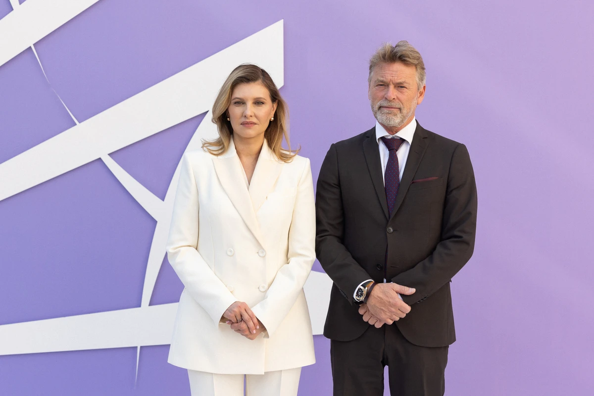 Олена Зеленська у ніжному костюмі попозувала на Саміті