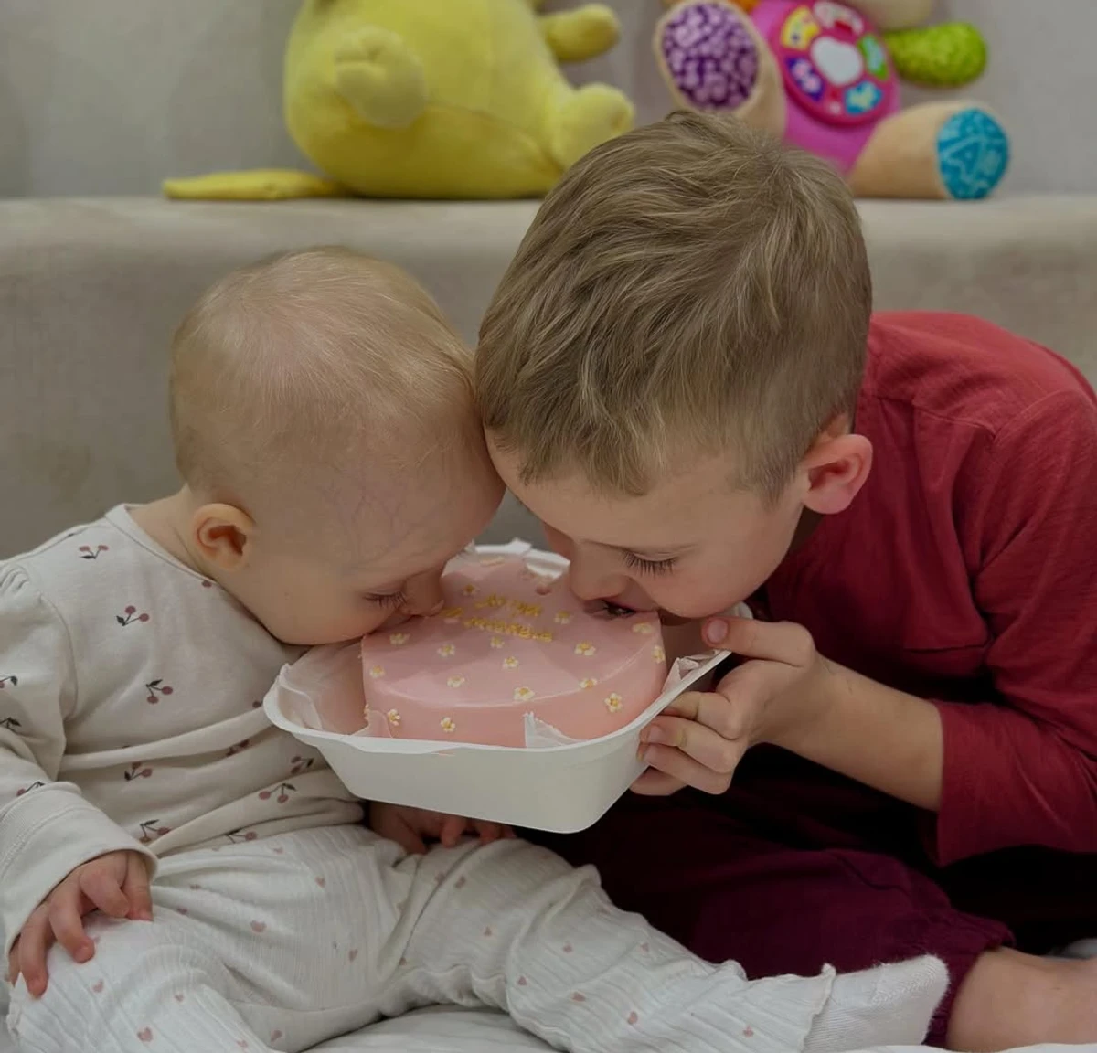 Анна Сагайдачна показала, як син і дочка мило куштують торт