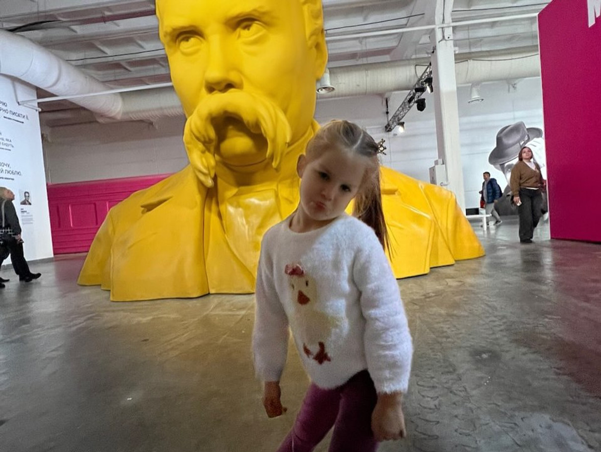 Молодша дочка Притули попозувала коло гігантського бюста Тараса Шевченка 