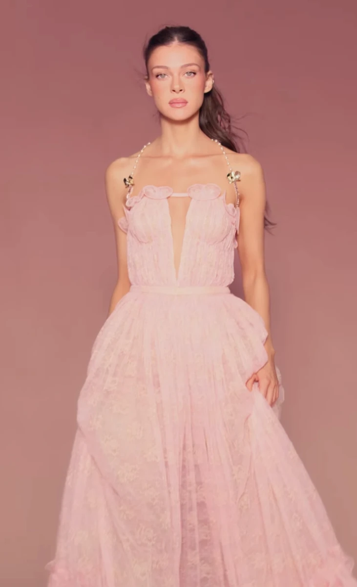 Невістка Бекхемів покрасувалася у рожевій сукні для реклами