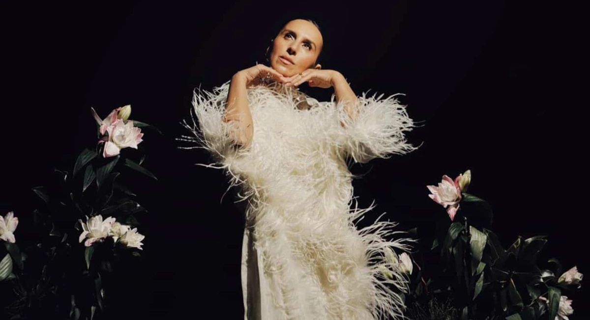 Джамала випустила емоційний кліп та попозувала серед квітів