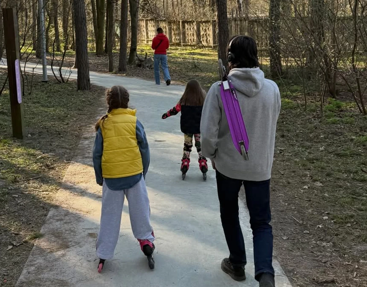 Сергій Притула показав, як його дочки каталися на роликах у парку