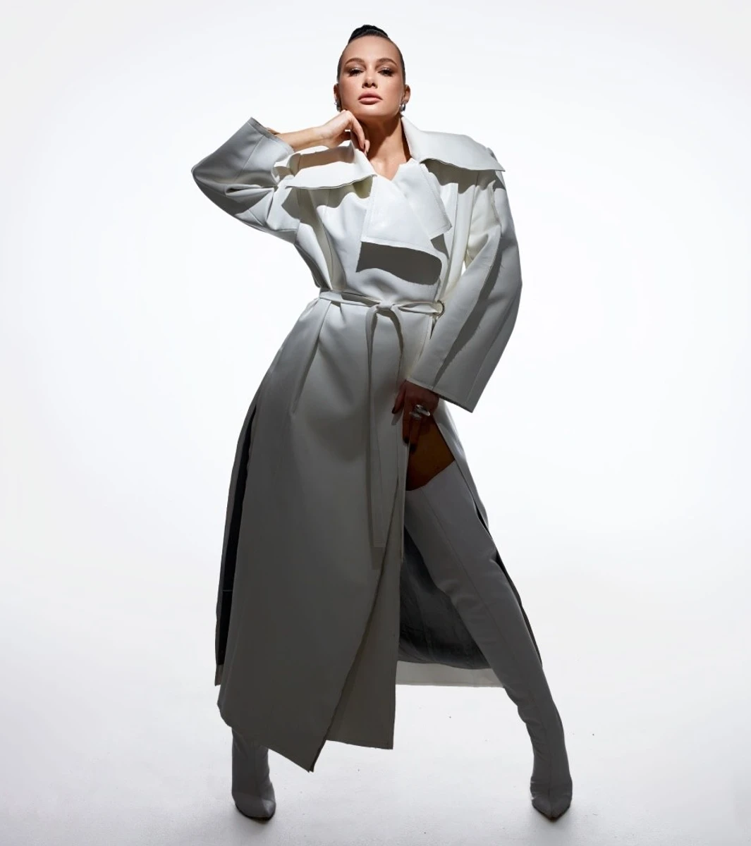 Юлія Сахневич у ботфортах попозувала для ефектних фото