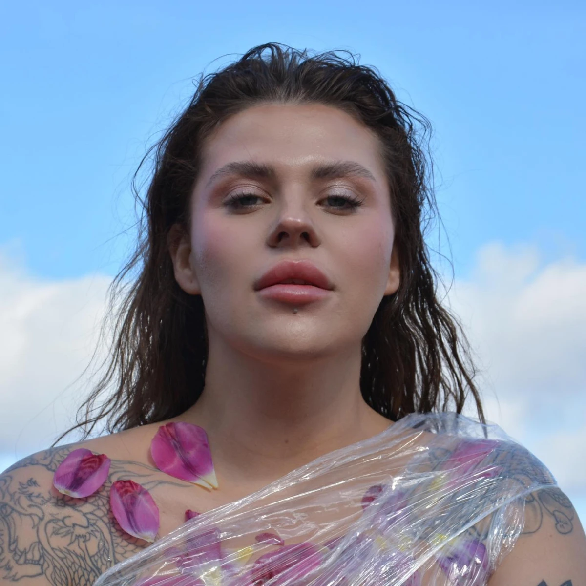 Останнім часом Саша активно займається у спортзалі, певно, готуючись до весілля 