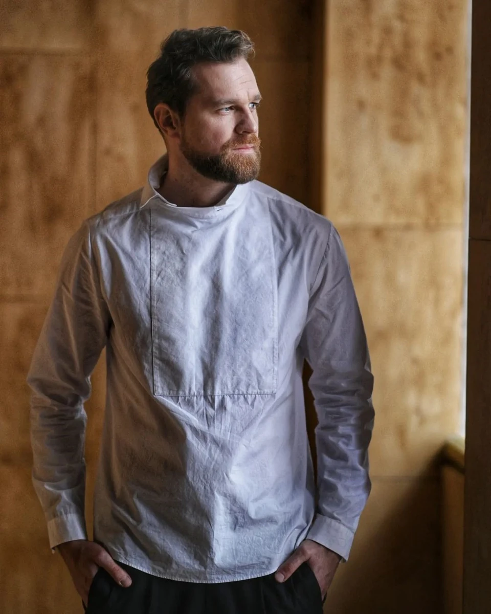 Чоловічий варіант може нагадувати етнічні мотиви. Оригінальний крій елегантної сорочки показує актор Артемій Єгоров