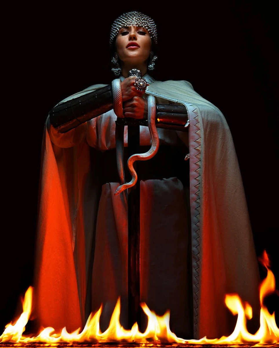 Наталка Денисенко постала як воїтелька з мечем у руках