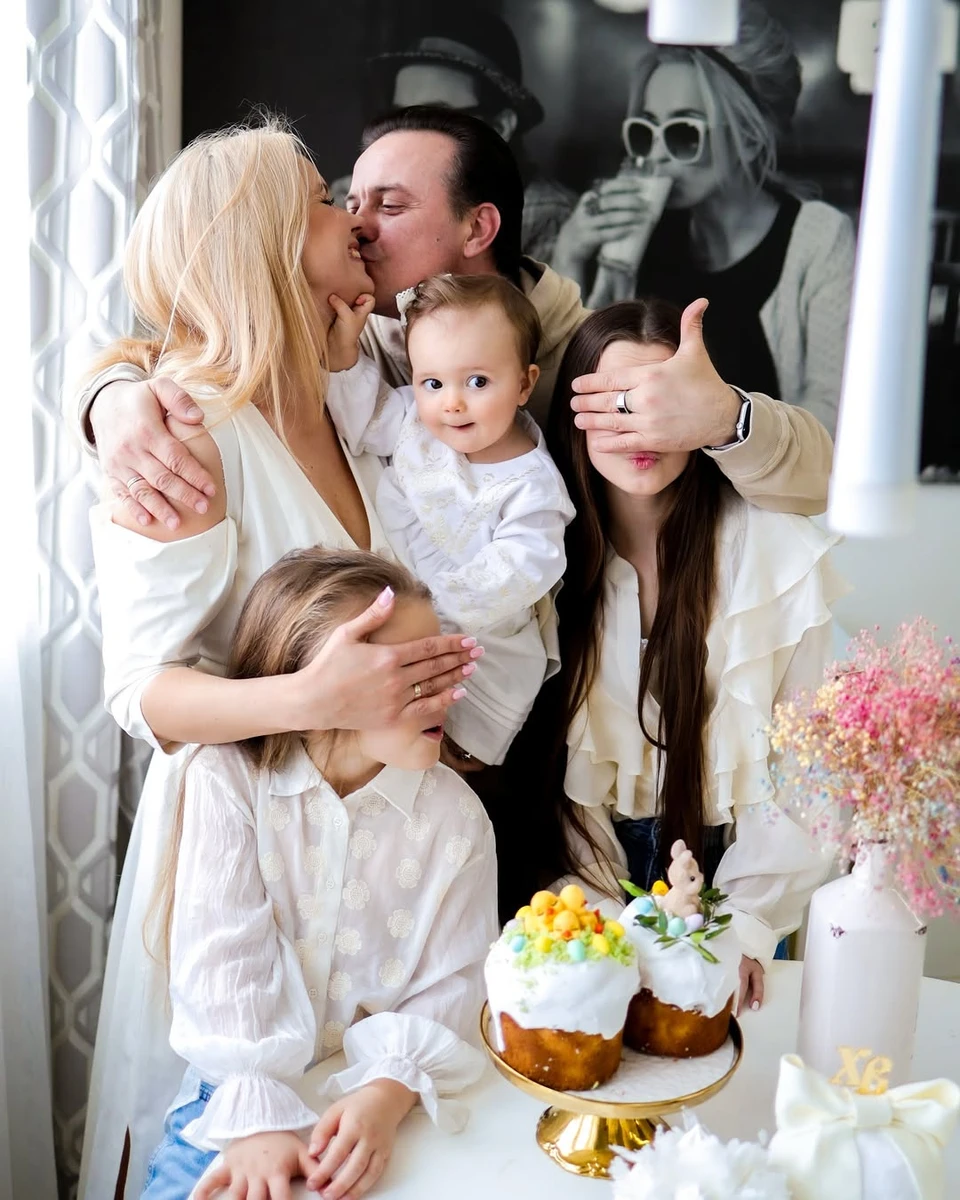 Лілія Ребрик на фото з чоловіком та дітьми