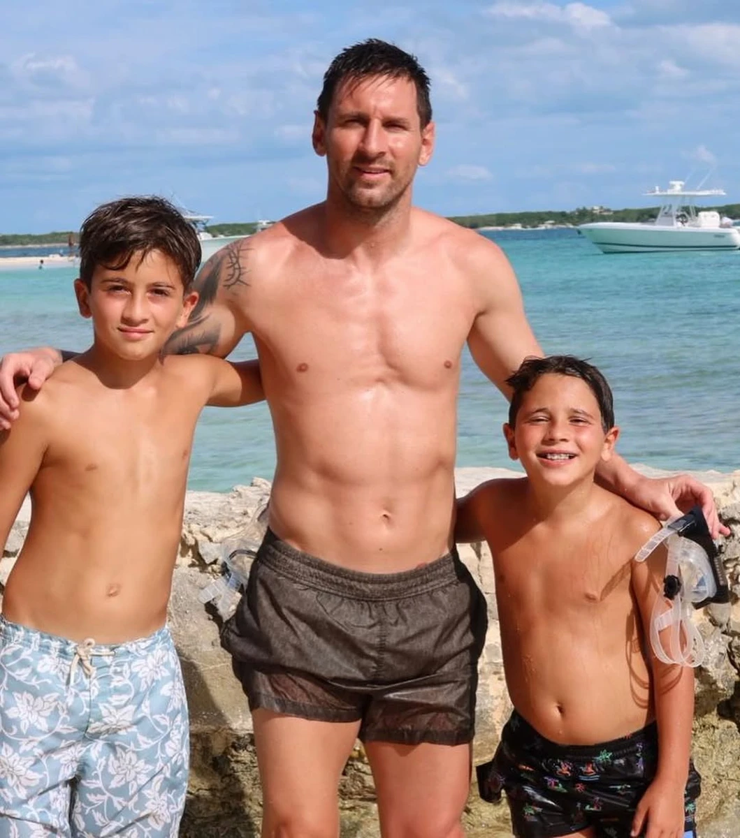 Дружина Ліонеля Мессі показала його на пляжі разом з їхніми синами