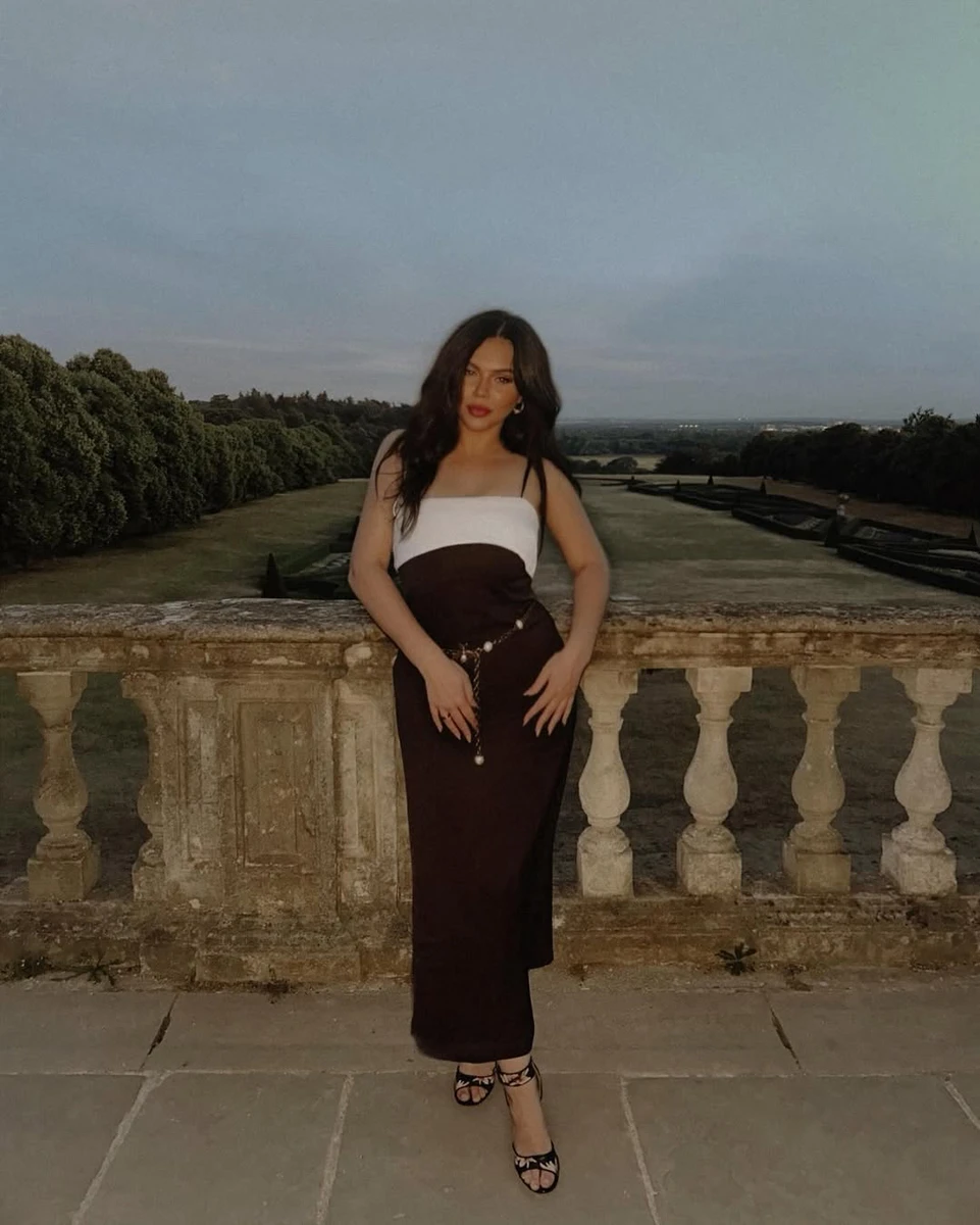 Донька Фреймут в сукні