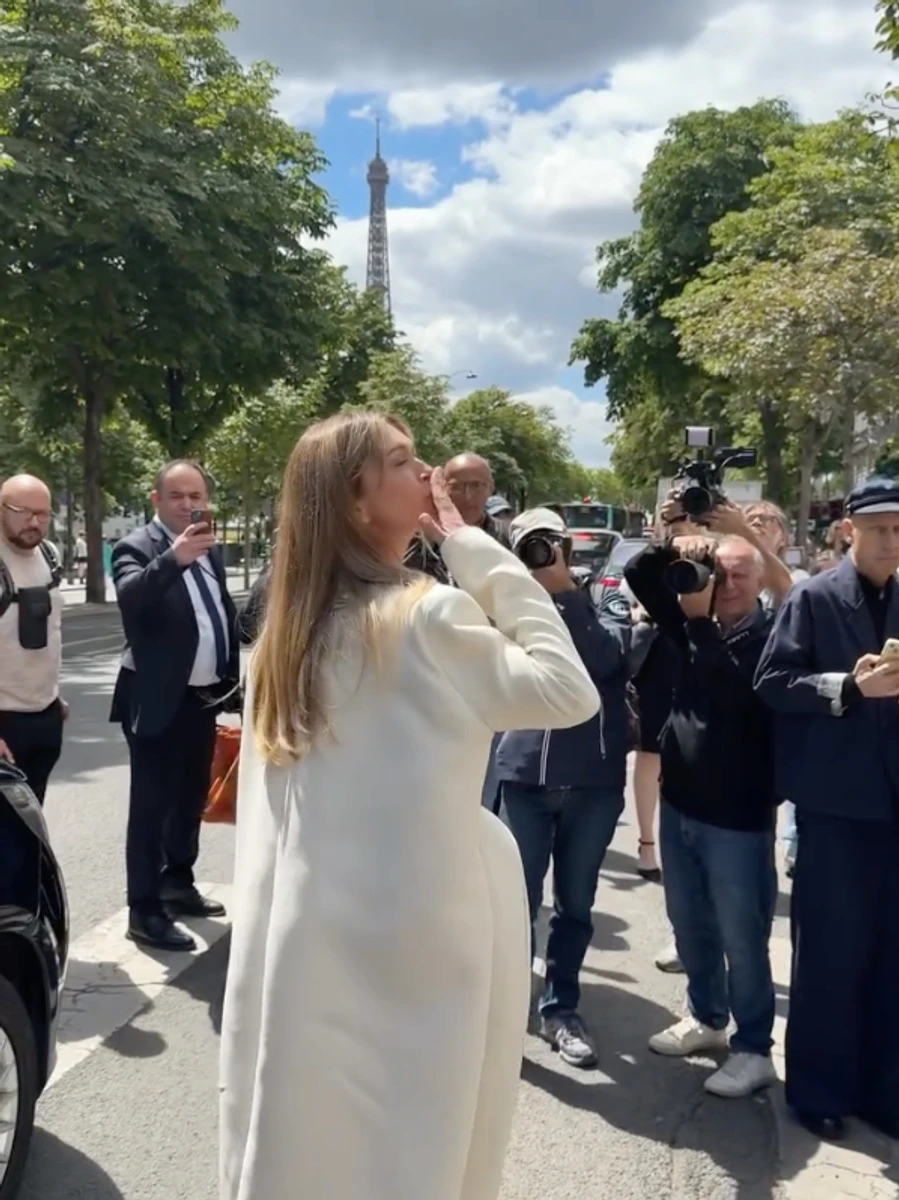 Віра Брежнєва у Парижі попозувала папараці перед показом мод